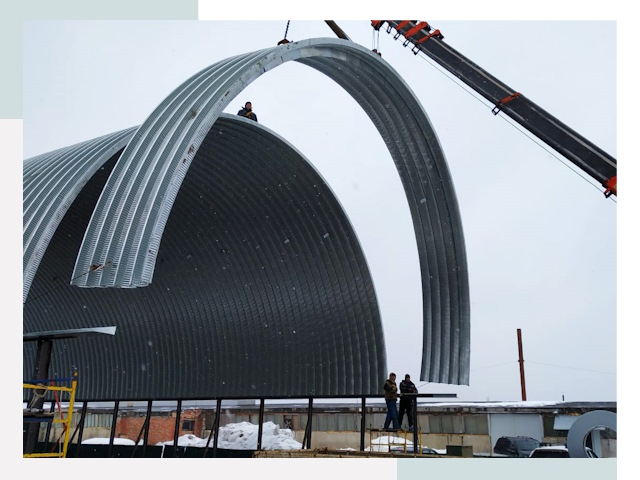 Полукруглые ангары в прохладном